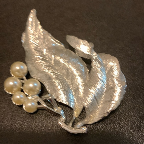 Vintage Sarah Coventry Silver-Tone Leaf Brooch with Faux Pearl Berries - stamped - Picture 2 of 8